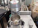 un mixeur argenté posé sur une table dans un entrepôt