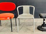 trois chaises et tabourets différents dans une pièce