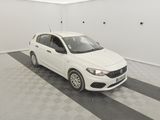 la voiture blanche est garée dans le garage sur le sol en damier