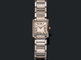 une montre-bracelet pour femme avec des chiffres romains, montée sur un bracelet