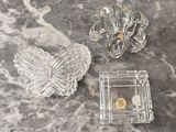 une boîte en verre ornée d'un papillon et une petite boîte en verre ornée d'un papillon