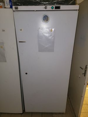 un réfrigérateur blanc dans le coin d'une cuisine