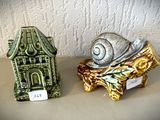 deux figurines en céramique représentant un escargot et une maison
