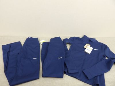 un survêtement Nike bleu et un pantalon Nike bleu