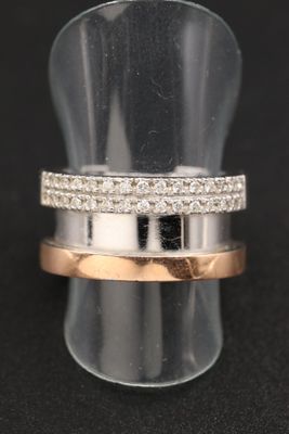 un gros plan d'une bague ornée d'une rangée de diamants