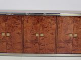 une grande armoire en bois à trois portes, avec un socle en métal
