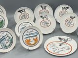 de nombreuses assiettes et tasses ornées de motifs variés