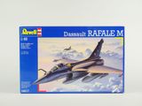 kit de montage pour une maquette d'avion de chasse en plein vol