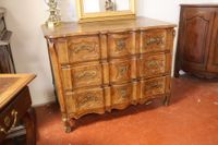 Commode dite arbalète en noyer mouluré sur bâti sapin, ouvra…