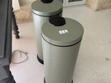 deux poubelles posées par terre l'une à côté de l'autre