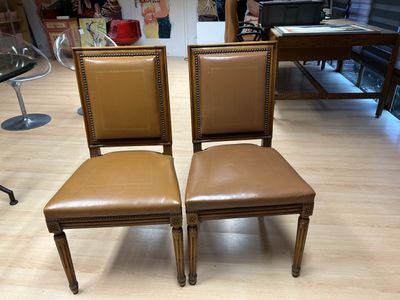 Quatre chaises de style Louis XVI dossier carré skaï brun