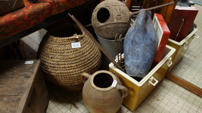 beaucoup d'objets posés sur le sol