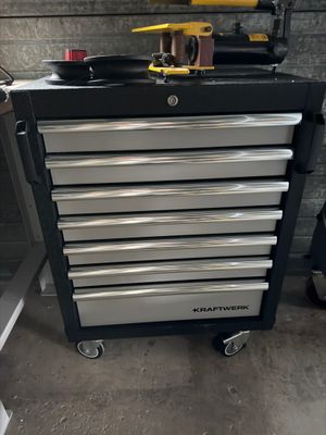 une image d'une armoire à outils dans un garage