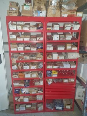 de nombreux cartons et boîtes sur les étagères du garage