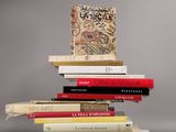 plusieurs livres empilés sur une table