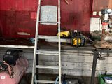 une photo d'un lieu de travail avec des outils et une échelle