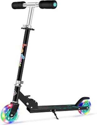 gros plan d'un scooter à roues sur fond blanc