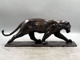 sculpture en bronze représentant une panthère posée sur un socle en marbre