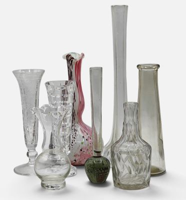 un grand nombre de vases en verre posés sur une table