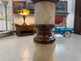 un gros plan d'une lampe posée sur une table dans une pièce