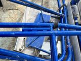 un tas de tuyaux bleus posés par terre à côté d'un bâtiment