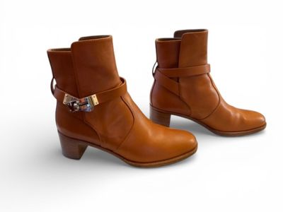 HERMES Bottines modèle "Frenchie" en cuir Caramel, fermeture…