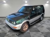 une photo d'un SUV vert garé dans un garage