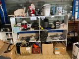 beaucoup de boîtes et de cartons sur les étagères de la pièce