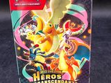 La boîte du jeu de cartes Pokémon comporte une figurine de Pokémon jaune sur le dessus.