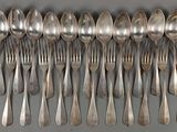 beaucoup de cuillères et de fourchettes en argent sur la table