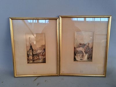 deux photos encadrées représentant quelques bâtiments dans une pièce