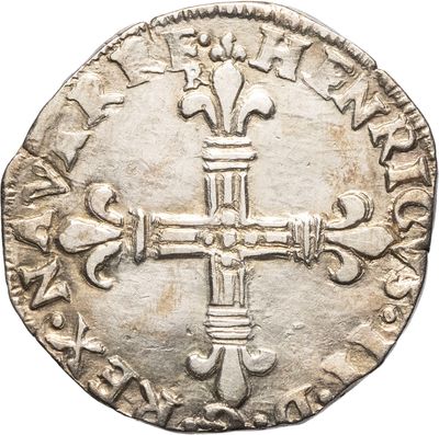une vieille pièce d'argent ornée d'une croix
