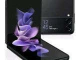 un gros plan d'un téléphone portable orné d'une fleur violette