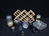 de nombreux objets posés sur une table noire