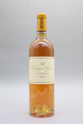 une bouteille de vin posée sur une table blanche