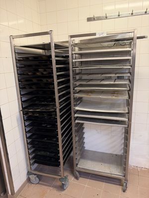 une étagère métallique avec des plateaux de nourriture dans une cuisine
