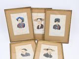 trois photos encadrées représentant un homme et une femme sur fond blanc