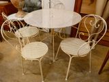 quatre chaises et une table qui se trouvent dans une pièce