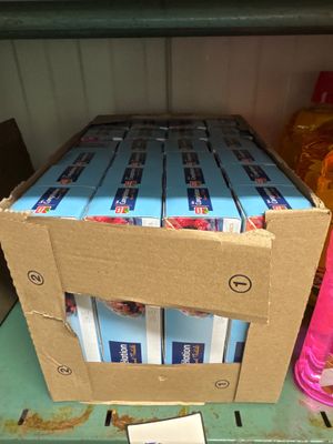 une boîte en carton qui contient beaucoup de nourriture