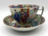 une tasse et une soucoupe ornées d'une peinture