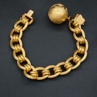 un bracelet en or orné d'une boule