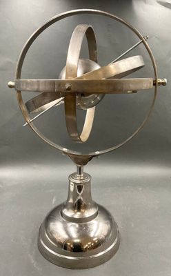un objet métallique posé sur une table