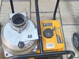 un grand nombre d'outils posés sur le sol