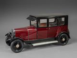 une maquette de voiture rouge posée sur une surface grise