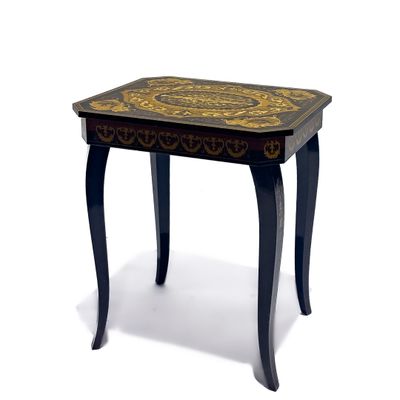 Petite table musicale en bois marqueté à décor feuillagé ouv…