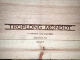une boîte en bois sur laquelle est accrochée une pancarte indiquant « toplong mondo »