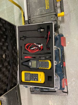 une boîte contenant des outils posée sur le sol