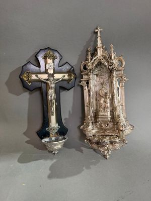 deux croix placées l'une à côté de l'autre sur le mur