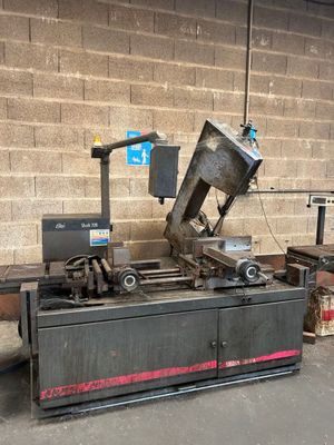 une machine posée sur une table dans une pièce