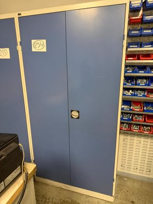une valise posée sur un bureau dans une pièce